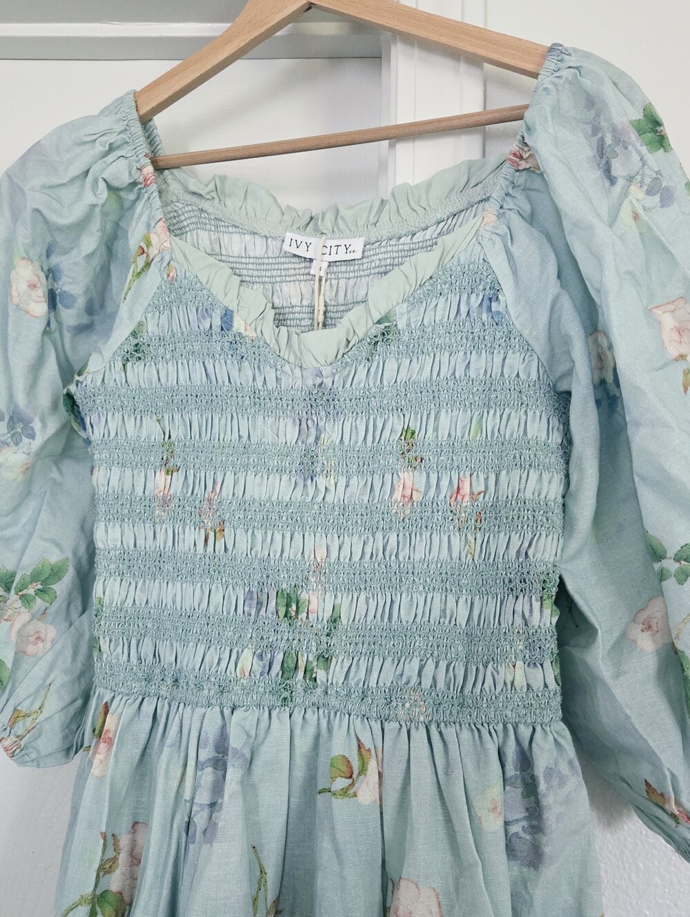 Ivy City Co. ROSEYLYN Blue floral smocked puff sleeve midi dress
